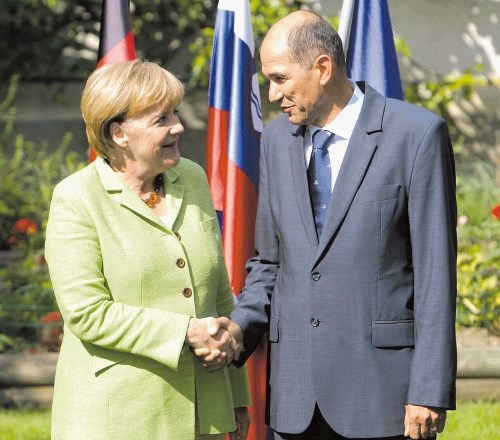 Angela Merkel je med tistimi tujimi državniki,  ki so  Janezu Janši oziroma njegovi SDS poslali lepe želje za bližnje...