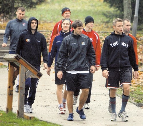 Člani slovenske hokejske reprezentance so se včeraj dopoldne naprej razgibali v naravi, nato pa obuli drsalke in se zapodili...