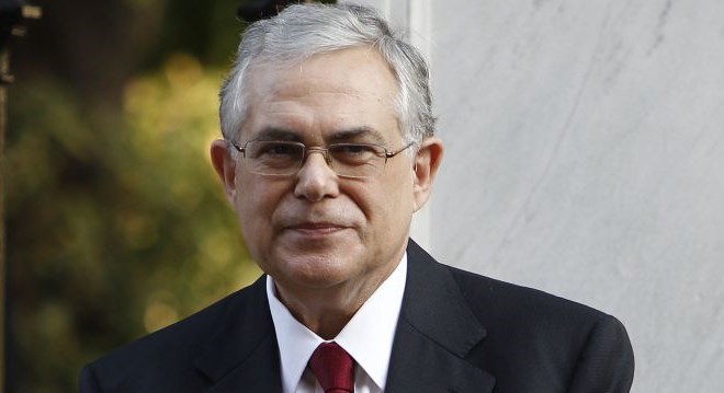 V Atenah je danes prisegla nova prehodna vlada pod vodstvom nekdanjega podpredsednika ECB Lukasa Papademosa (na sliki).
