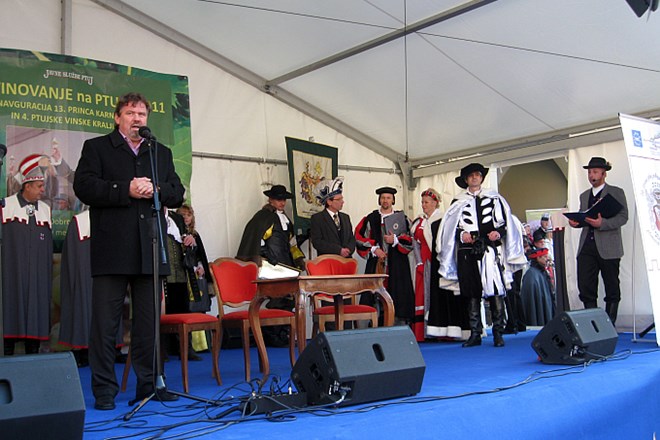 Župan Mestne občine Ptuj, dr. Štefan Čelan je nagovoril karnevalske prince in zbrano publiko.