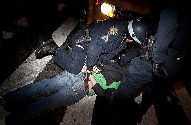 Foto: Newyorška policija v nočni akciji "počistila" park Zuccotti