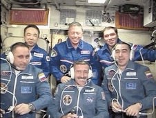Sojuz s tremi astronavti na krovu se je priključil ISS
