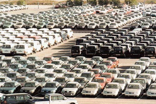 V državah Evropske unije so množice rabljenih vozil, ki čakajo na novega lastnika. Med njimi so tudi Slovenci.