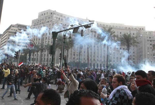 Foto: Na Tahrirju spopad policistov in nekaj tisoč protestnikov
