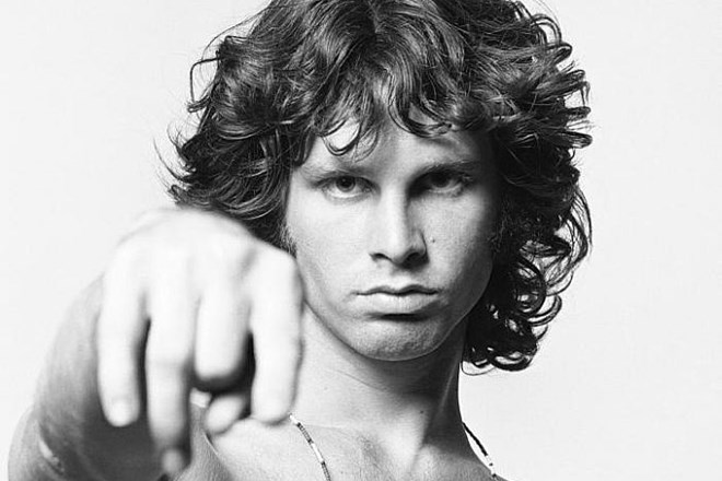 V sumljivih oziroma skrivnostnih okoliščinah je preminil tudi pevec skupine The Doors, Jim Morrison. Truplo so 3. julija leta...