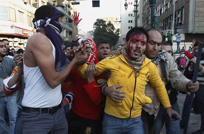 V Kairu je bilo po podatkih egiptovskega ministrstva za zdravje ranjenih 750 ljudi.