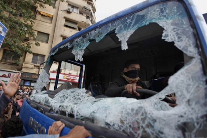 Foto: Protestniki v Kairo nad policijo s kamenjem