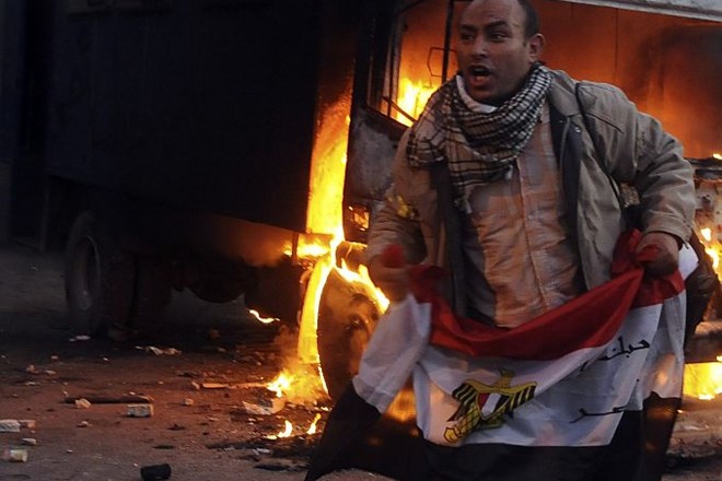 Foto: Protestniki v Kairo nad policijo s kamenjem