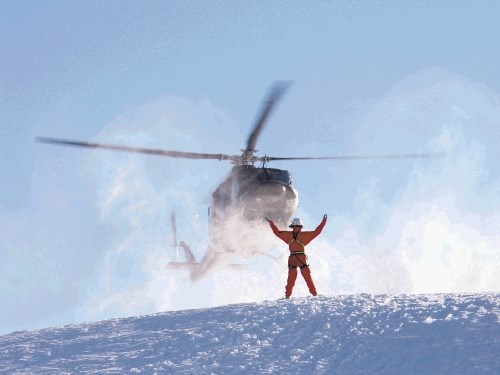 Gorske reševalce neprimerno mahanje helikopterju lahko  zmoti in tako izgubljajo dragoceni čas pri iskanju  ponesrečenca....
