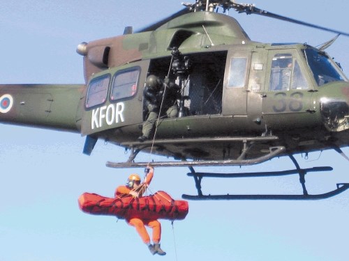 Gorske reševalce neprimerno mahanje helikopterju lahko zmoti in tako izgubljajo dragoceni čas pri iskanju ponesrečenca....