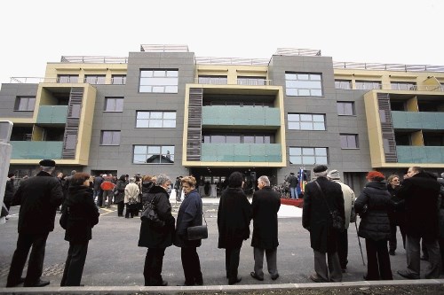 Mestni stanovanjski sklad ima trenutno v svoji lasti 60  oskrbovanih stanovanj v Centru za starejše občane Trnovo,  dvanajst...