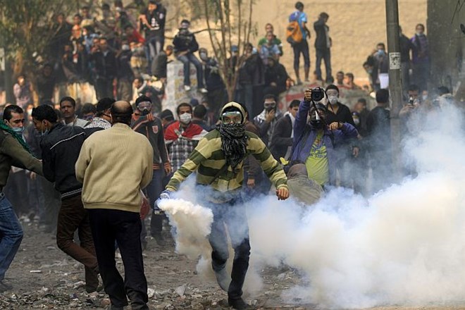 Spopadi na Tahrirju: Varnostne sile na protestnike z gumijastimi naboji