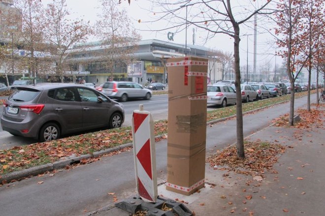 Na Dunajski cesti nasproti Gospodarskega razstavišča že stojijo trije parkomati, ki pa so jih do začetka uporabe zaščitili z...