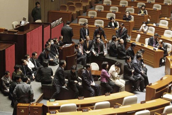 Video in foto: Napad s solzivcem v južnokorejskem parlamentu