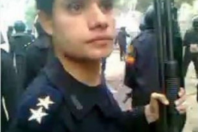 Foto: Protestniki zahtevajo, da policist, ki naj bi ljudi namerno streljal v oči, plača za svoja dejanja