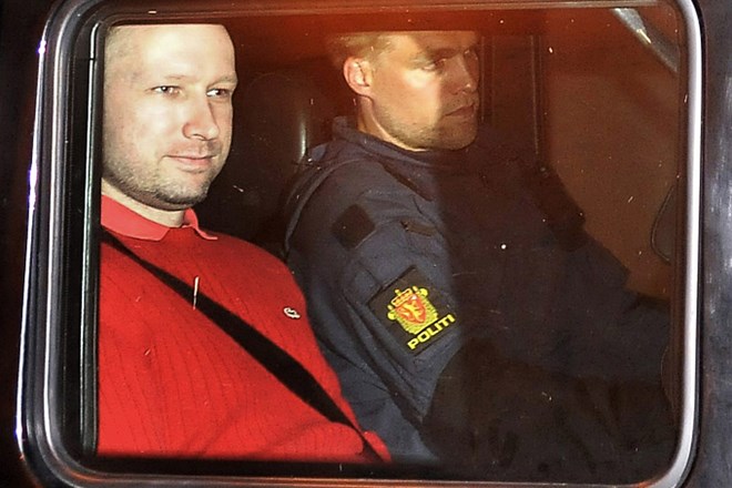 Paranoidna shizofrenija: Norveškega terorista Breivika razglasili za neprištevnega