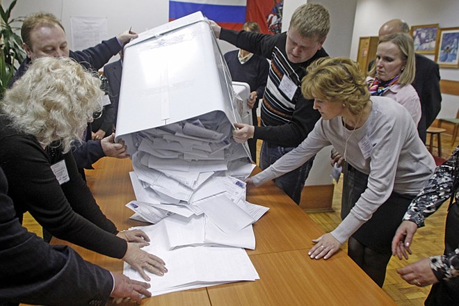 Rusija: Po prvih delnih neuradnih izidih ima Enotna Rusija 45,9 odstotkov glasov