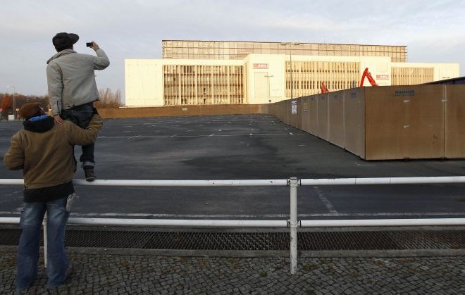 Foto: V dobrih treh minutah padla športna dvorana, zgrajena na Hitlerjev ukaz