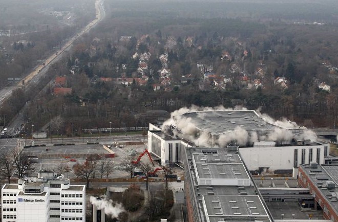 Foto: V dobrih treh minutah padla športna dvorana, zgrajena na Hitlerjev ukaz