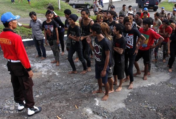 Foto: Policija "duhovno očistila" indonezijske punkerje v konzervativni provinci