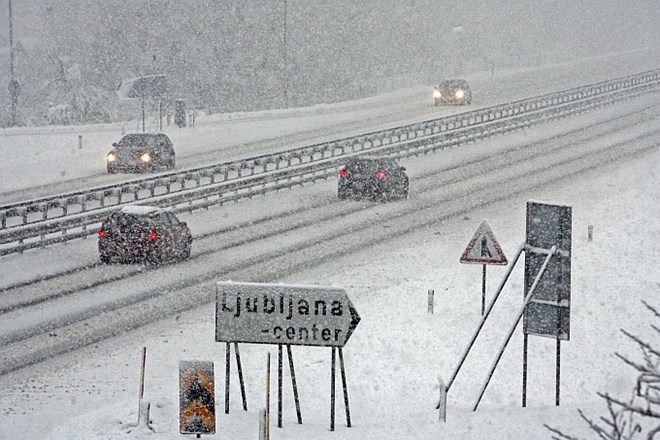 Sneg prinesel zastoje in nesreče na cestah, jutri bo tudi do -14 stopinj Celzija