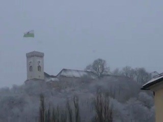 K zimskemu vzdušju so zjutraj v Ljubljani pripomogle tudi snežinke.