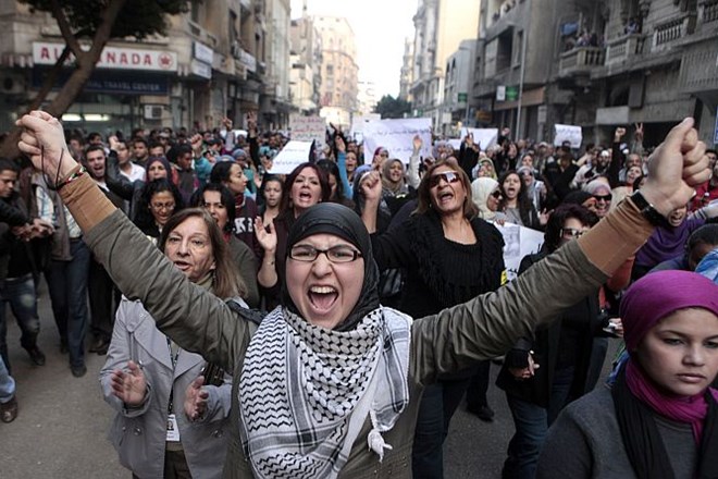 Ulice Kaira so bile polne jeznih žensk.