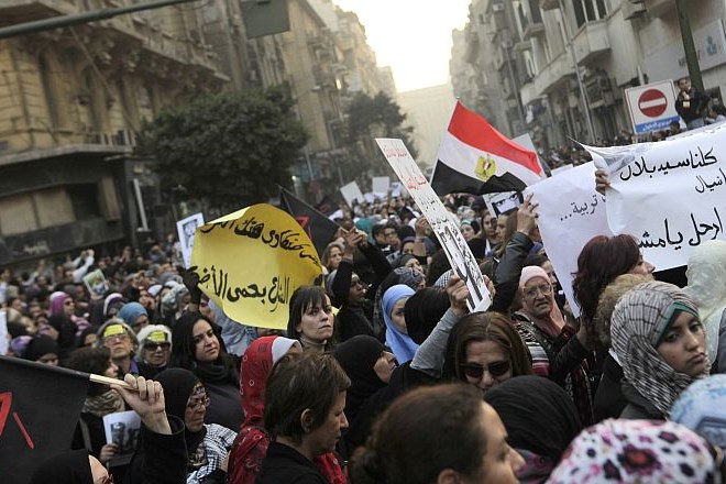 Foto: Na tisoče žensk na egiptovskih ulicah protestiralo zoper brutalnost vojakov