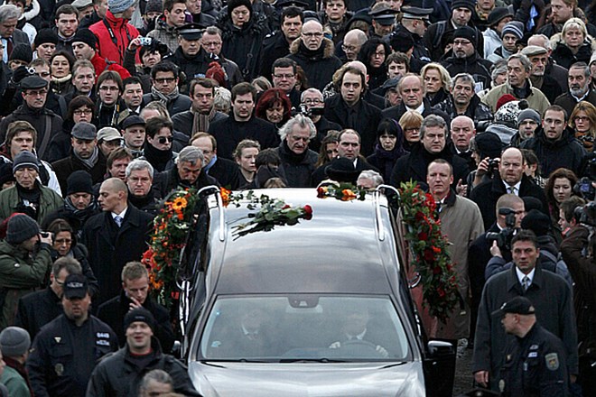 Hvala, Vaclav: Tisoče Čehov na žalnem sprevodu za ikono žametne revolucije