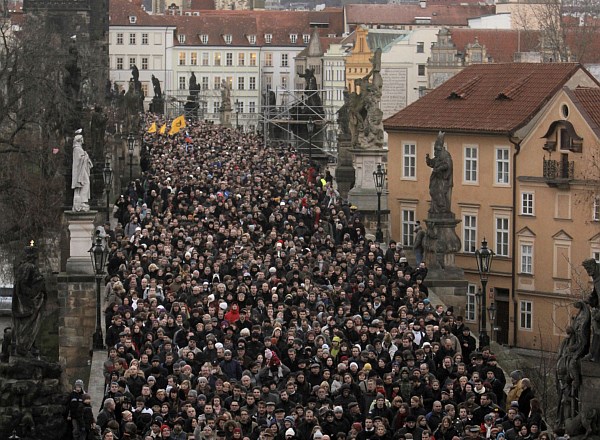 Hvala, Vaclav: Tisoče Čehov na žalnem sprevodu za ikono žametne revolucije