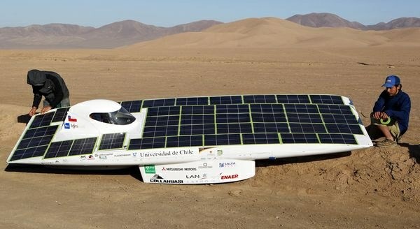 Foto: Dirka futurističnih vozil na sončno svetlobo v čilski puščavi Atacama