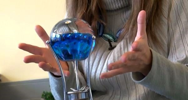 Jasnovidka Saša: S kristalno kroglo veliko bolj jasno vidim svoje vizije. Je kot nekakšno povečevalno steklo.