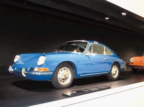 Porsche 911 2,0 coupe – Svojo uspešnico, model 911, so  predstavili leta 1963 na salonu v Frankfurtu, Ferry Porsche pa  je...