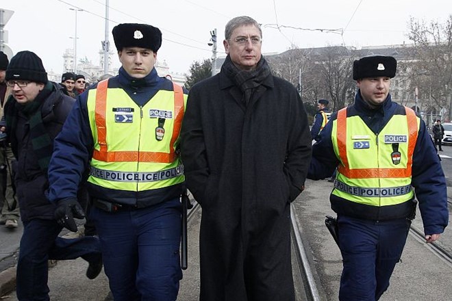 Madžarska policija je pred parlamentom v Budimpešti pridržala nekdanjega premierja Ferenca Gyurcsanyja, ki se je pred...