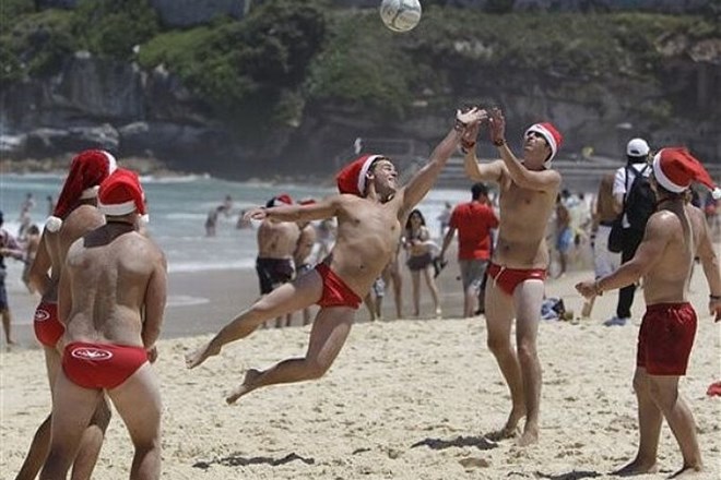 Preživljanje božičnega dne v Avstraliji je nekaj posebnega. Na sydneyjski plaži Bondi pa še bolj. Le čepico, rokavice in šal...