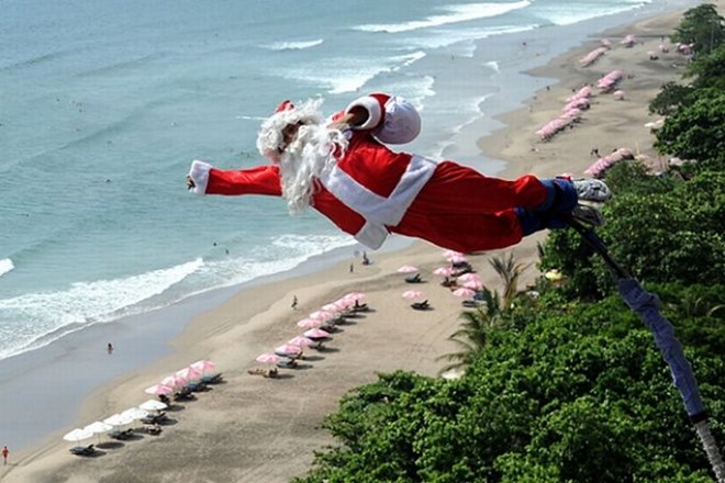 Moški v Indoneziji se je odločil, da bo skočil s pečine kar v kostumu Božička.