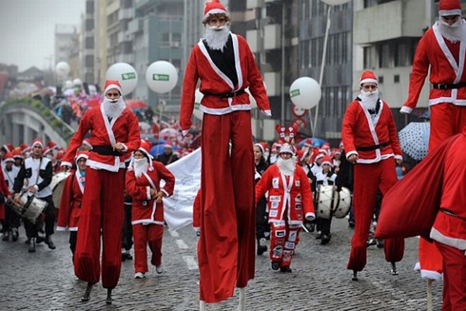 Najvišji Božički se sprehajajo v Portu na Portugalskem