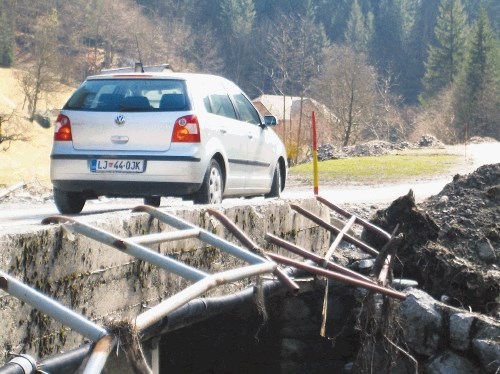 Poplava leta  2007 je odnesla  tudi  cesto v  Davčo, po skoraj  petih letih jo  bodo le začeli  graditi na novo.