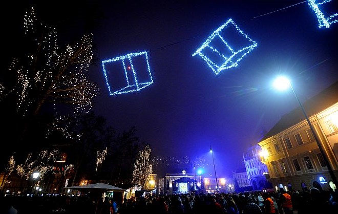 Foto: Na ljubljanskih ulicah silvestrovalo 50 tisoč ljudi