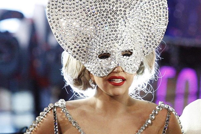 Lady Gaga s prav posebnim pokrivalom.