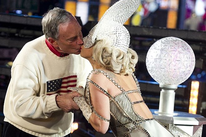 Novoletni poljub newyorškega župana Michaela Bloomberga in Lady Gaga.