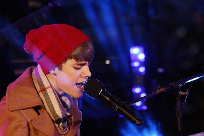 Tudi Justin Bieber si je nadel pokrivalo za nastop na mrzlem Times Squareu. A manj nenavadno kot Lady Gaga.