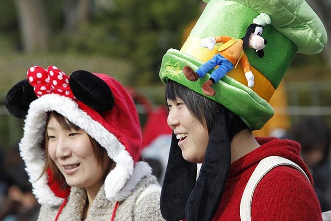 V Tokiu prisegajo na zabavne in pisane klobuke.