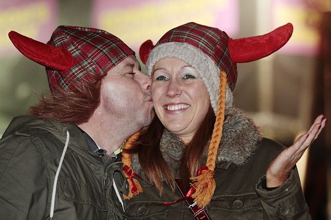 Vsepovsod ljubezen: Vstop v 2012 poln poljubov, nasmehov in smešnih klobukov