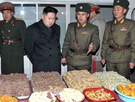 Foto: Kim Jong Un – podobno kot oče – živahen ob dolgočasnih priložnostih