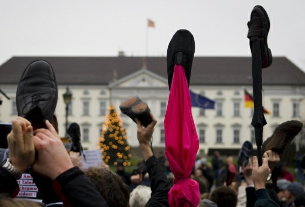 Foto: Nemci z visoko dvignjenimi čevlji zahtevali Wulffov odstop