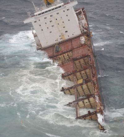 Foto: Tovorna ladja se je med nočno nevihto prelomila na pol