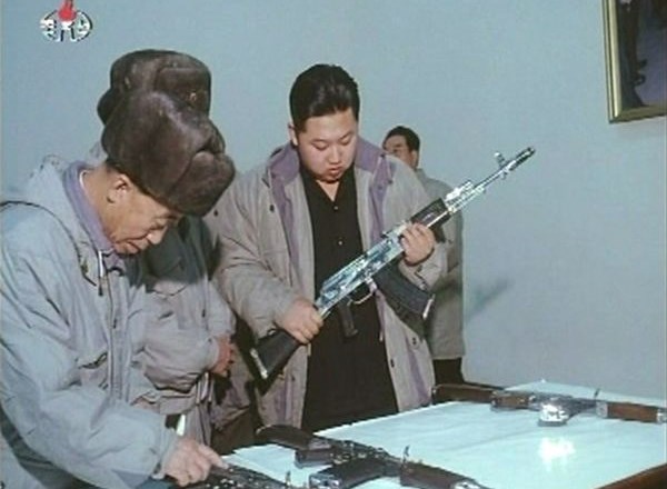 Kim Jong Un je bil pred očetovo smrtjo slabo poznan in nima nobenih vojaških izkušenj.