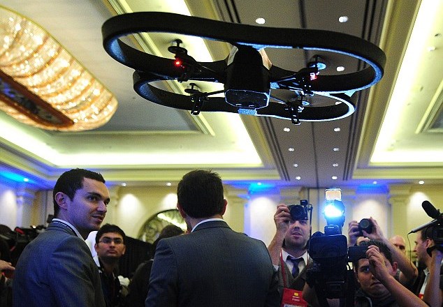 Parrotov A.R. Drone 2.0 je nova generacija brezpilotnih letal in leteče visoke tehnologije. ''Kvadrikopter'' se upravlja s...