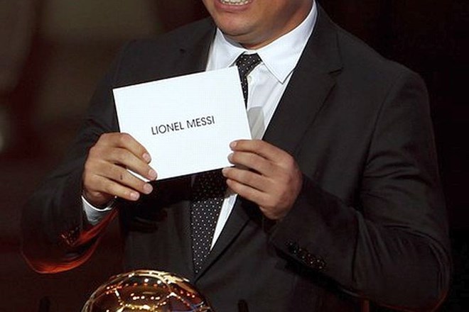 Zlato žogo je podelil nekdaj najboljši nogometaš na svetu Ronaldo.